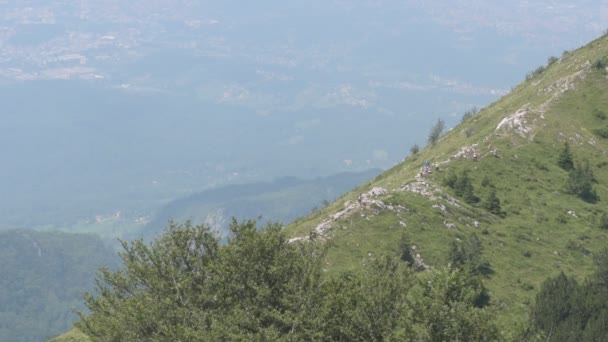 Courir les gens au sommet de la montagne — Video