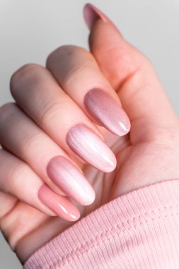 Manikür, kadınsı eller, parlak çıplak tırnaklar zarif tırnak sanatı, pürüzsüz deri dokusu ve modern güzellik salonu tasarımı..