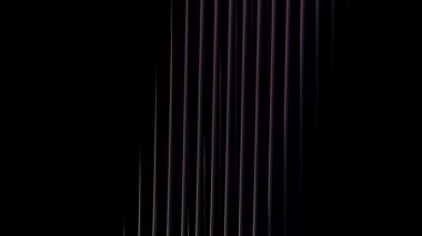 Altın menekşe cam gradyanı, mor ve leylak tonlarının hakim olduğu soyut cam deseni, yumuşak neon aydınlatma ve pürüzsüz akış hareketi, zarif derinliğe sahip modern fütürist arka plan..