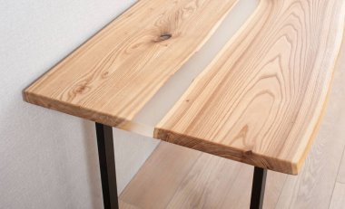 Ahşap işlemeli ahşap masa, zemin ve duvarda epoksi reçine var. Yakın plan.