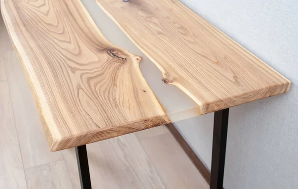 Houten Stijlvolle Tafel Van Massief Hout Met Epoxyhars Achtergrond Van — Stockfoto