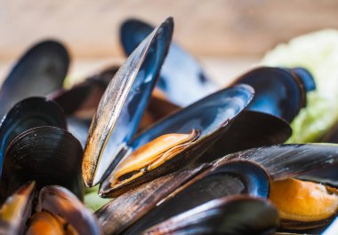 Ahşap bir arka planda kabuklu deniz midyeleri. Makro