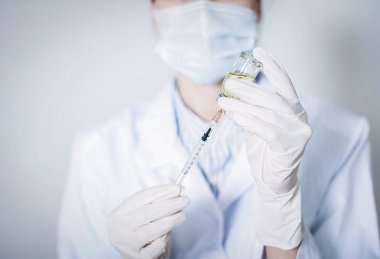 Hemşire şırıngaya aşı çizer. Yakın plan. Aşı kavramı covid-19