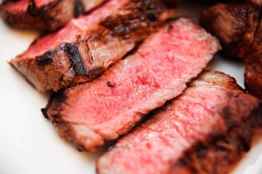 Orta pişmiş biftek ve yakın plan bir tabakta kan. Makro. Odaklanmayın 