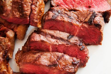 Orta pişmiş biftek ve yakın plan bir tabakta kan. Makro. Odaklanmayın 