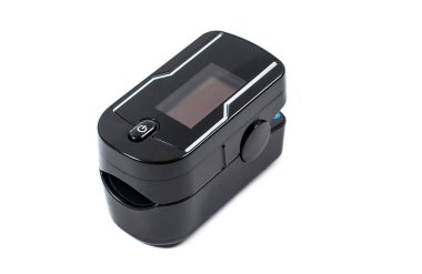 Siyah nabız oksimetresi yakın plan. Beyaz arka planda izole edilmiş. Kan oksijen seviyesi ve nabız ölçümü