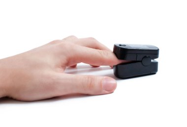 Beyaz arka planda işaret parmağında nabız oksimetresi var. Kan oksijeni ve nabız ölçümü. Beyaz arka planda izole edilmiş. Yan görünüm