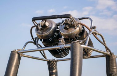 Sıcak hava balonu gaz ocağı gökyüzünün arka planında. yakın plan 