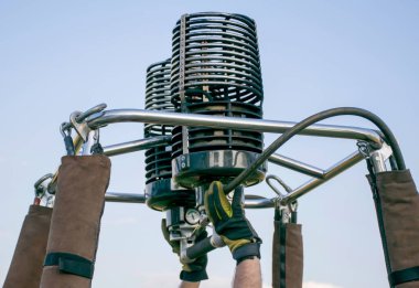 Sıcak hava balonu gaz ocağı gökyüzünün arka planında. Balonun uçuşu için hazırlık. yakın plan 