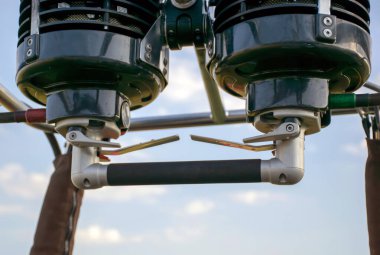 Sıcak hava balonu gaz ocağı gökyüzünün arka planında. Gaz vanası. yakın plan 