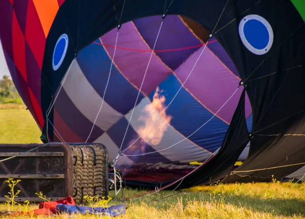 Förbereder Ballongen För Flygning Gasbrännare Med Eld Blåser Upp Ballong — Stockfoto