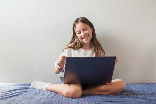 Kleines Mädchen Mit Laptop Hause Freut Sich Und Hat Spaß — Stockfoto