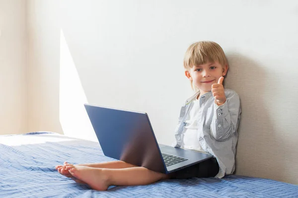 Glücklicher Kleiner Junge Sitzt Hause Mit Laptop Lächelt Und Zeigt — Stockfoto