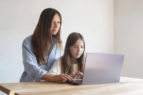 Junge Mutter Hilft Ihrer Tochter Schulmädchen Beim Fernunterricht Hause Tisch — Stockfoto