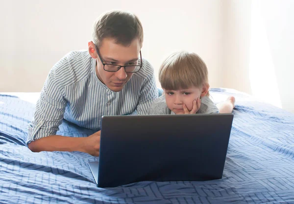 Der Junge Vater Und Sein Kleiner Sohn Liegen Auf Dem — Stockfoto