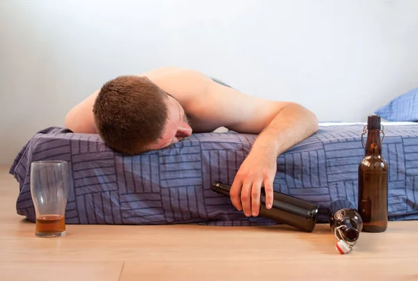Homem Bêbado Manhã Deita Cama Com Uma Garrafa Álcool Mão — Fotografia de Stock