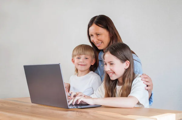 Happy Mom Two Children Sitting Home Table Laptop Distance Learning — Stock Photo, Image