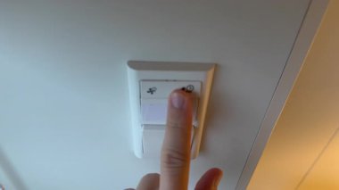 Akıllı bir hayranın kavramsal görüntüsü hızını otomatik olarak arttırır ve azaltır ve 30 dakika sonra kapanır, bu da akıllı iklim kontrolünü simgeler..