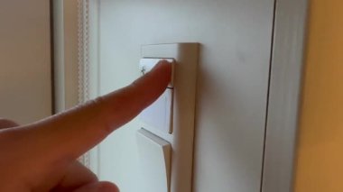 Akıllı bir hayranın kavramsal görüntüsü hızını otomatik olarak arttırır ve azaltır ve 30 dakika sonra kapanır, bu da akıllı iklim kontrolünü simgeler..