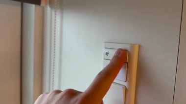 Akıllı bir hayranın kavramsal görüntüsü hızını otomatik olarak arttırır ve azaltır ve 30 dakika sonra kapanır, bu da akıllı iklim kontrolünü simgeler..