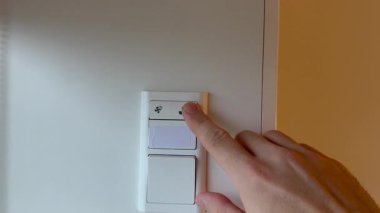 Akıllı bir hayranın kavramsal görüntüsü hızını otomatik olarak arttırır ve azaltır ve 30 dakika sonra kapanır, bu da akıllı iklim kontrolünü simgeler..