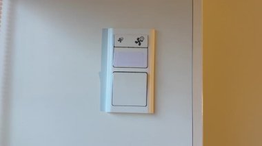 Akıllı bir hayranın kavramsal görüntüsü hızını otomatik olarak arttırır ve azaltır ve 30 dakika sonra kapanır, bu da akıllı iklim kontrolünü simgeler..