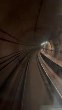 Tren hareket halindeyken çekilen dinamik bir yeraltı metro sahnesi kentsel toplu taşımacılığın enerji, ışık ve atmosferini gözler önüne seriyor..