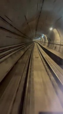 Tren hareket halindeyken çekilen dinamik bir yeraltı metro sahnesi kentsel toplu taşımacılığın enerji, ışık ve atmosferini gözler önüne seriyor..