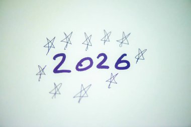 Beyaz bir arkaplanda el yazısıyla yazılmış temiz ve şenlikli bir fotoğraf. Bayram tebrikleri, kartlar, afişler ve mevsimsel pazarlama için mükemmel bir yer.