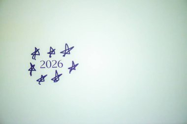 Beyaz bir arkaplanda el yazısıyla yazılmış temiz ve şenlikli bir fotoğraf. Bayram tebrikleri, kartlar, afişler ve mevsimsel pazarlama için mükemmel bir yer.