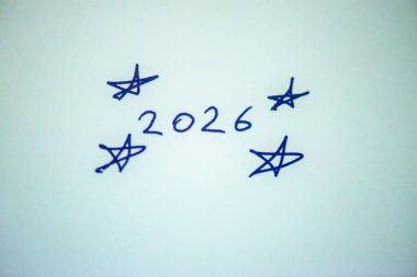 Beyaz bir arkaplanda el yazısıyla yazılmış temiz ve şenlikli bir fotoğraf. Bayram tebrikleri, kartlar, afişler ve mevsimsel pazarlama için mükemmel bir yer.