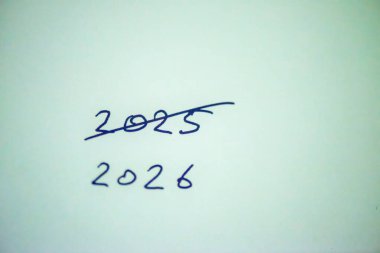 Beyaz bir arkaplanda el yazısıyla yazılmış temiz ve şenlikli bir fotoğraf. Bayram tebrikleri, kartlar, afişler ve mevsimsel pazarlama için mükemmel bir yer.