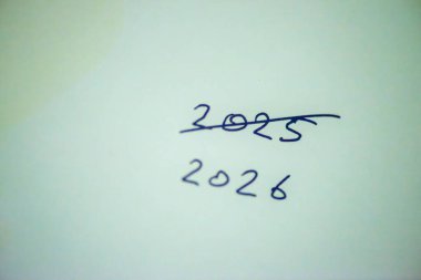 Beyaz bir arkaplanda el yazısıyla yazılmış temiz ve şenlikli bir fotoğraf. Bayram tebrikleri, kartlar, afişler ve mevsimsel pazarlama için mükemmel bir yer.