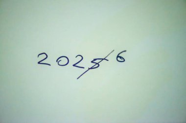 Beyaz bir arkaplanda el yazısıyla yazılmış temiz ve şenlikli bir fotoğraf. Bayram tebrikleri, kartlar, afişler ve mevsimsel pazarlama için mükemmel bir yer.