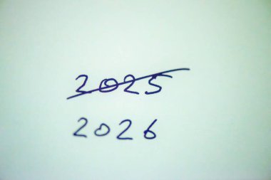 Beyaz bir arkaplanda el yazısıyla yazılmış temiz ve şenlikli bir fotoğraf. Bayram tebrikleri, kartlar, afişler ve mevsimsel pazarlama için mükemmel bir yer.