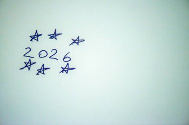 Beyaz bir arkaplanda el yazısıyla yazılmış temiz ve şenlikli bir fotoğraf. Bayram tebrikleri, kartlar, afişler ve mevsimsel pazarlama için mükemmel bir yer.