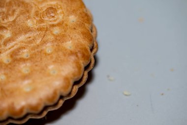 Kakaolu bisküvi sandviçin lezzetli bir makro fotoğrafı zengin çikolata dolgusunu, parçalanmış dokusunu ve iştah açıcı detaylarını vurguluyor. Yemek, tatlı ve ürün reklamı için mükemmel..