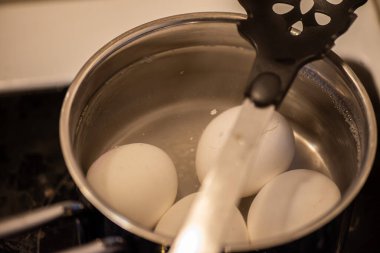 Basit bir yemek pişirme anı yumurtaları tavada nazikçe kaynatıyor, konfor, rutin ve ev yapımı gıdaları çağrıştırıyor..