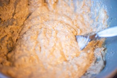 Yumurta, yoğurt ve yulaf ununun karıştırıldığı basit bir pişirme anı ev yapımı hazırlık ve sağlıklı malzemeleri vurguluyor..