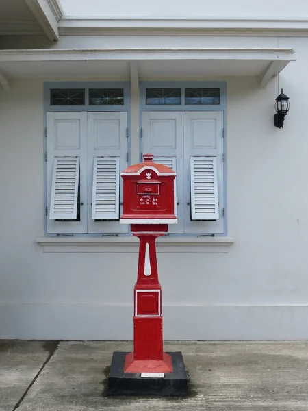 Postbox czerwony stojak — Zdjęcie stockowe