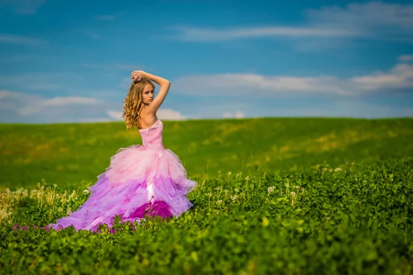 Beautifyl dam i fpink klänning — Stockfoto