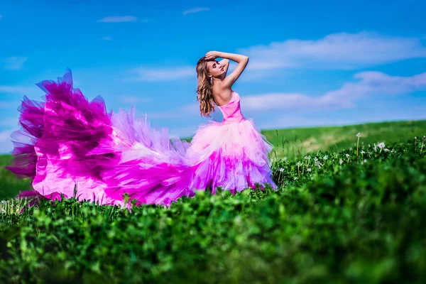 Beautifyl dam i fpink klänning — Stockfoto