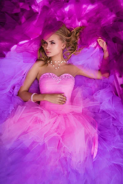 Beautifyl dame in de roze jurk — Stockfoto