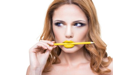 moda sarı ile kadının yüzüne makyaj dudakları.