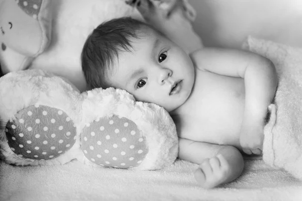Όμορφο μωρό στο δέρμα προβάτων — Φωτογραφία Αρχείου