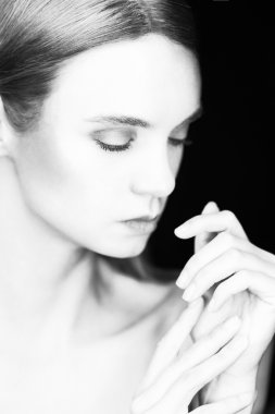 Siyah arka plan üzerine güzel bir moda genç kız portresi