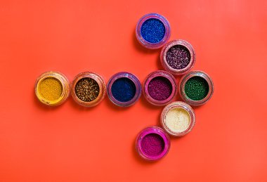 Kırmızı zemin üzerine çeşitli makyaj ürünleri