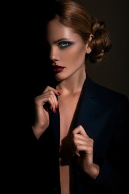 Güzellik moda modeli kız güzel saç kesimi ile.