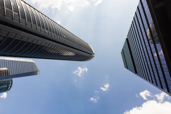 Beyaz bulutların arka plan mavi gökyüzü üzerinde iş gökdelenlerin kuleleri