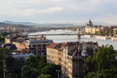 Donau nehri Budapeşte'üzerinde köprüler Cityscape peyzaj